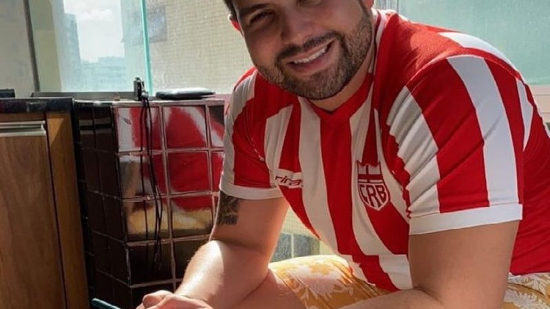 Corpo de policial civil morto em acidente com viatura na Bahia é enterrado em Maceió