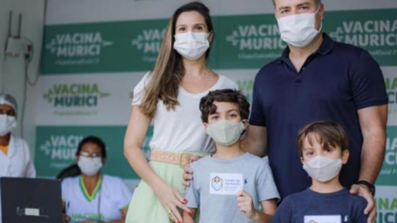 Filhos do governador Renan Filho tomam 1ª dose da vacina contra a Covid-19