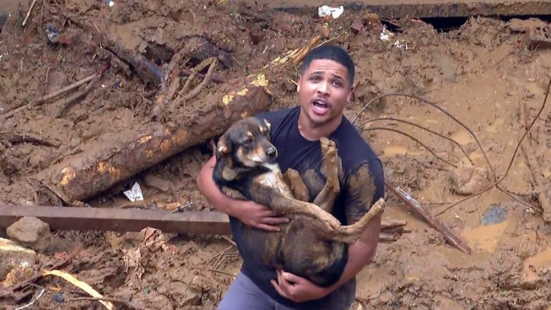 Morador de Petrópolis reencontra cão após deslizamento