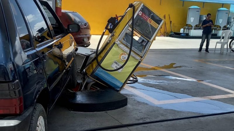 Motorista bate em bomba de combustíveis em Palmeira dos Índios
