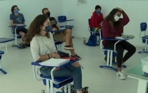 Apesar do avanço da covid-19, estados mantêm aulas presenciais