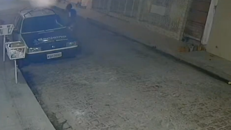 Câmera de segurança flagra furto de carro em Palmeira dos Índios; Vídeo