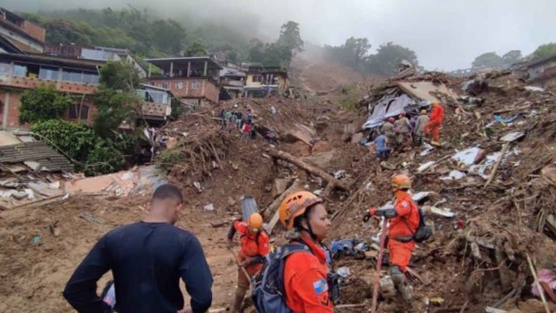 Bombeiros informam que mortos em Petrópolis chegam a 152