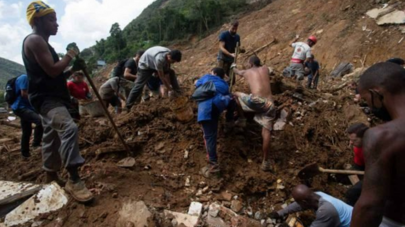Mortes em Petrópolis chegam a 171; já foram identificadas 139 vítimas