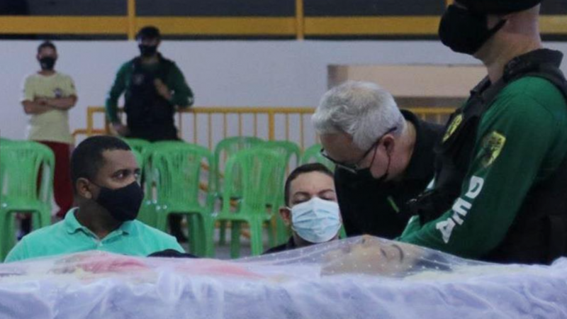 Paulinha Abelha: velório é marcado por comoção de amigos e familiares