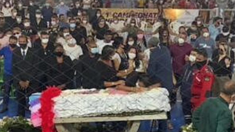 Milhares de pessoas acompanham a chegada do corpo de Paulinha Abelha em Simão Dias