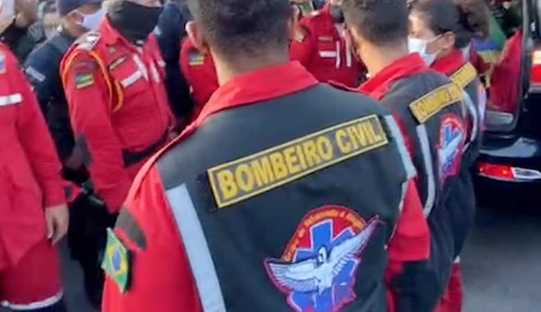 Milhares de pessoas acompanham cortejo de Paulinha Abelha em Simão Dias