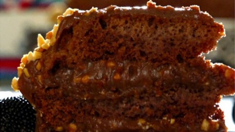 Marido fica revoltado por não receber o primeiro pedaço do bolo e ameaça aniversariante e convidados em MT