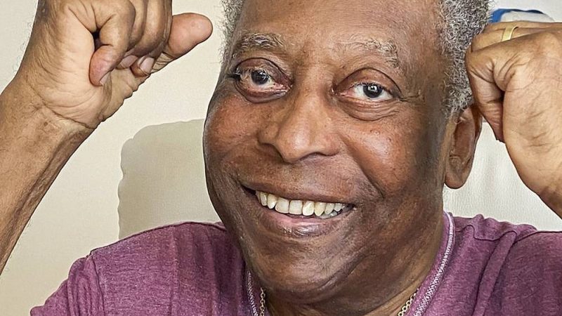 Pelé é internado para continuar o tratamento contra o câncer