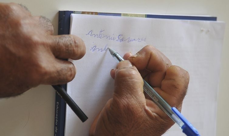 Alagoas se mantém com a maior taxa de analfabetismo do país