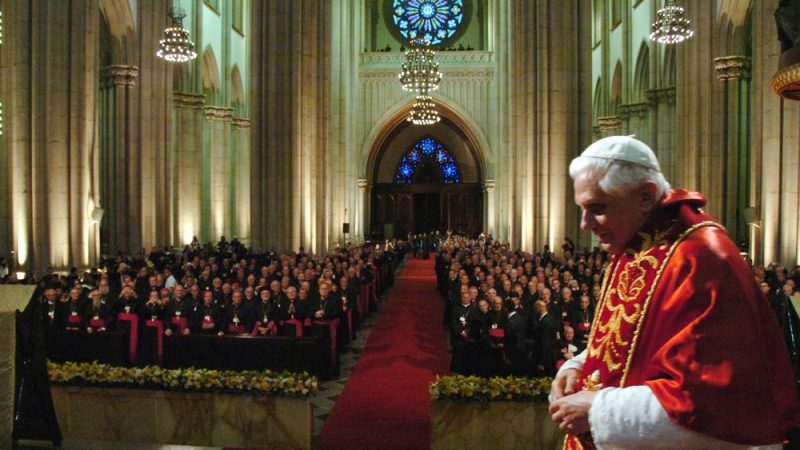 Bento XVI pede perdão por ‘abusos’ e ‘erros’ do clero e diz que está pronto para enfrentar ‘o juiz final’