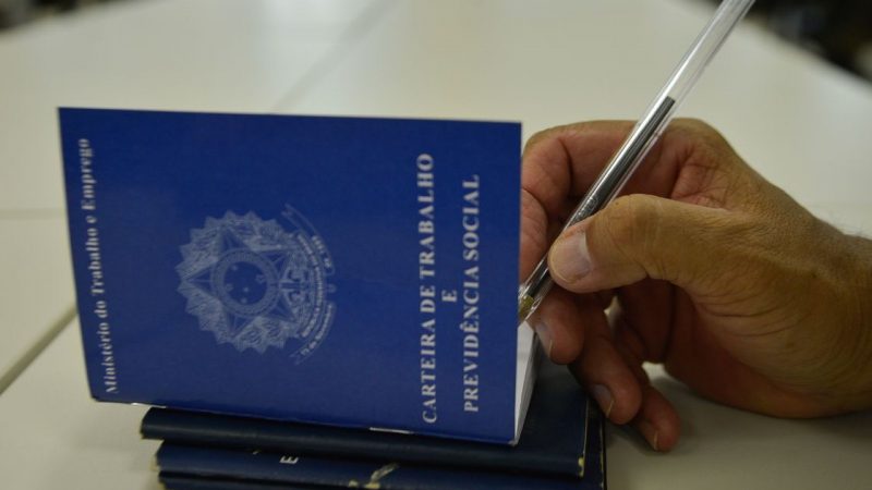 Demitido após cumprimentar colega com beijo no rosto será indenizado