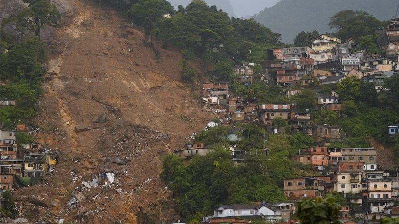 No 4º dia de buscas em Petrópolis, sirenes voltam a tocar no Morro da Oficina; tragédia já deixa 120 mortos e 116 desaparecidos