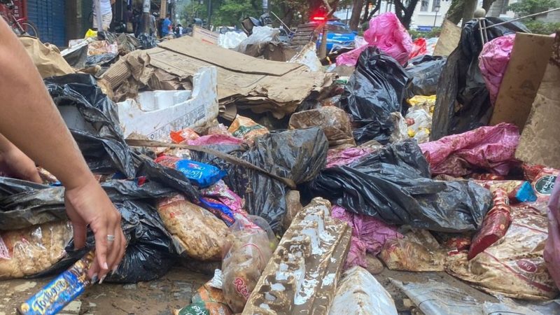 Moradores de Petrópolis reviram lixo acumulado nas ruas em busca de comida