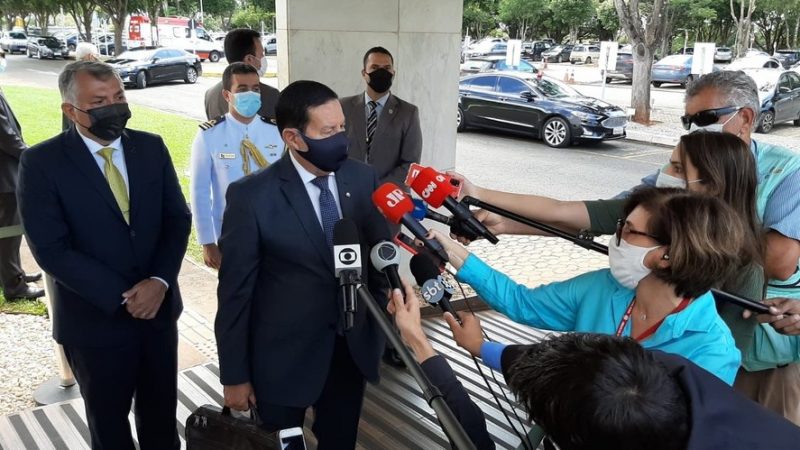 ‘Brasil não concorda com a invasão do território ucraniano’, diz Mourão; Bolsonaro ainda não se pronunciou