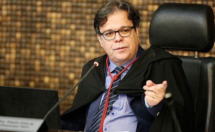 Tutmés Airan avalia se aposentar e aceitar convite para ser vice de Paulo Dantas
