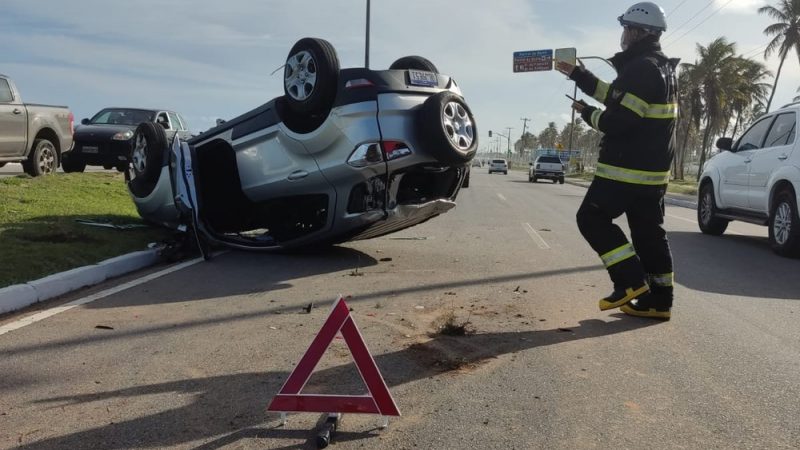 Motorista é arremessado de carro em capotamento na Av. Assis Chateaubriand, em Maceió