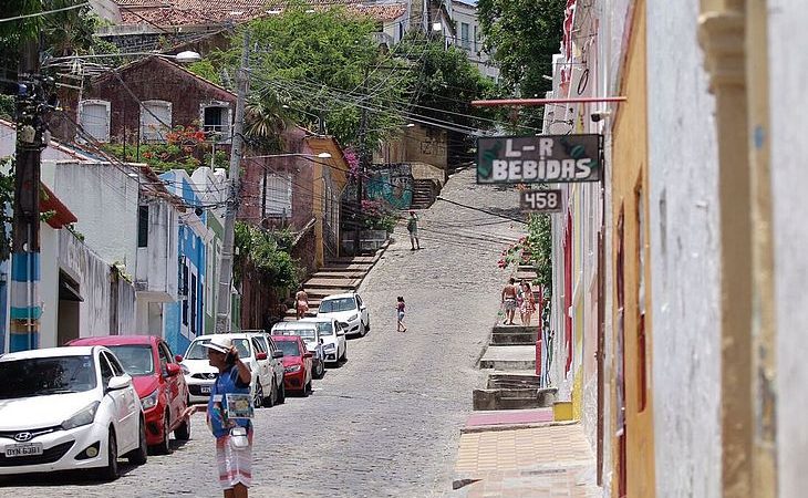 Olinda tem presença de pequenos grupos de foliões e turistas na segunda de Carnaval