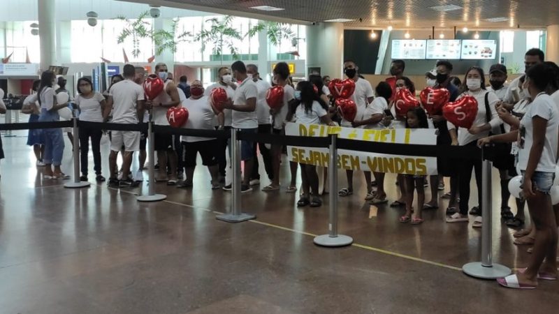 Pedrinho chega com a família em Alagoas em meio a abraços e orações