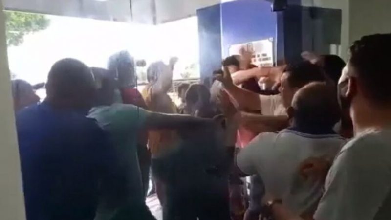 Vídeo: ex-prefeito dá soco em vereador e provoca quebra-pau durante audiência