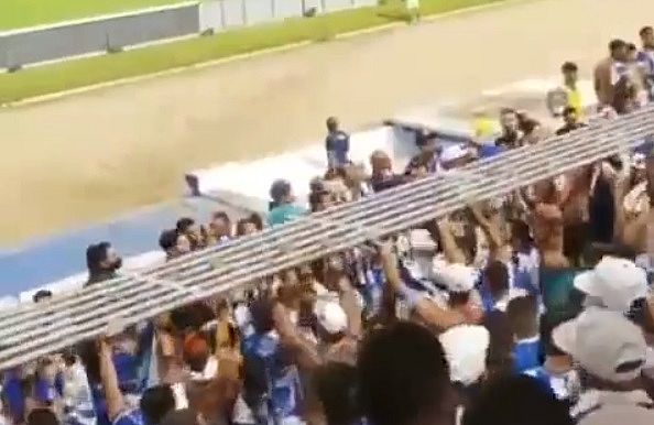 No Rei Pelé, grade de proteção fica solta e torcedores ficam feridos
