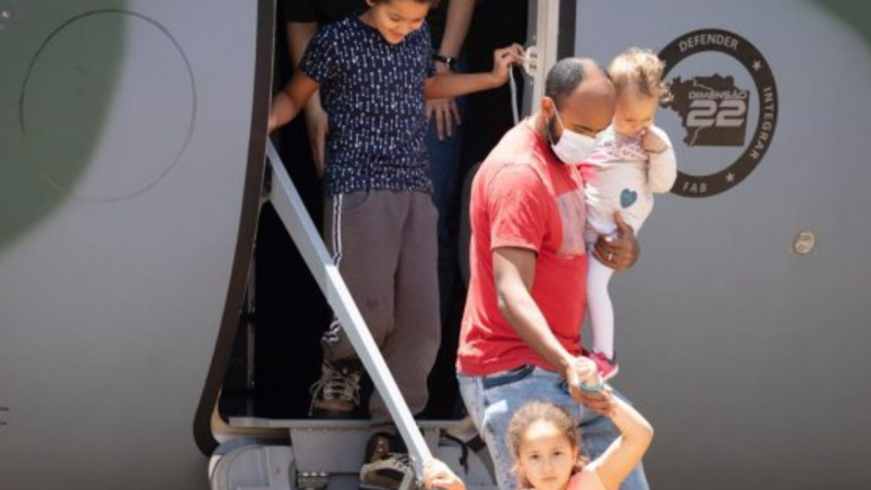 Aviões da FAB com brasileiros que estavam na Ucrânia chegam a Brasília