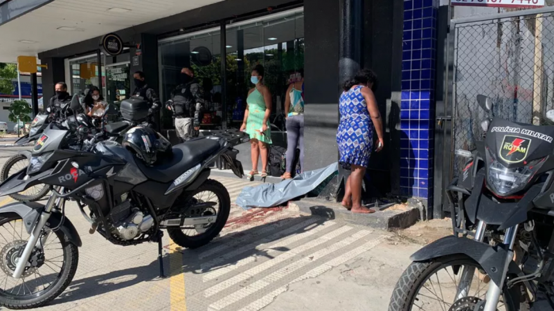 Jovem é morto a tiros em frente à Praça do Centenário, em Maceió