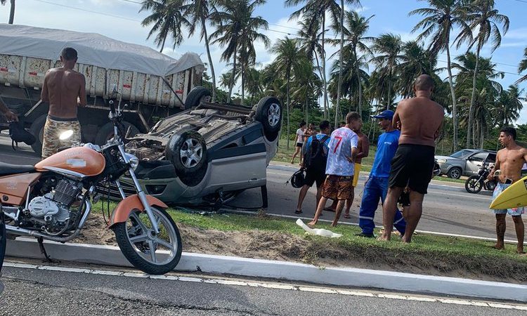 Morre no HGE idoso arremessado de carro em acidente no Pontal da Barra