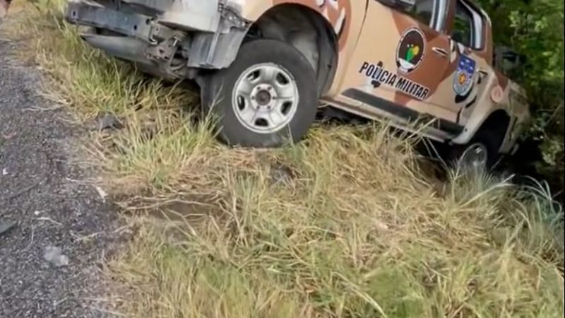Colisão entre viatura da PM e caminhão deixa três militares feridos na BR-423