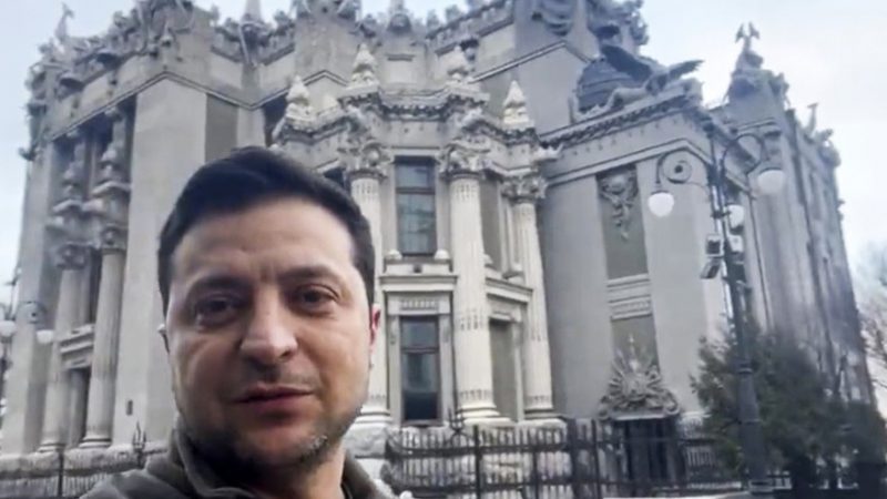 Presidente ucraniano Volodymyr Zelensky sobrevive a três tentativas de assassinato em uma semana
