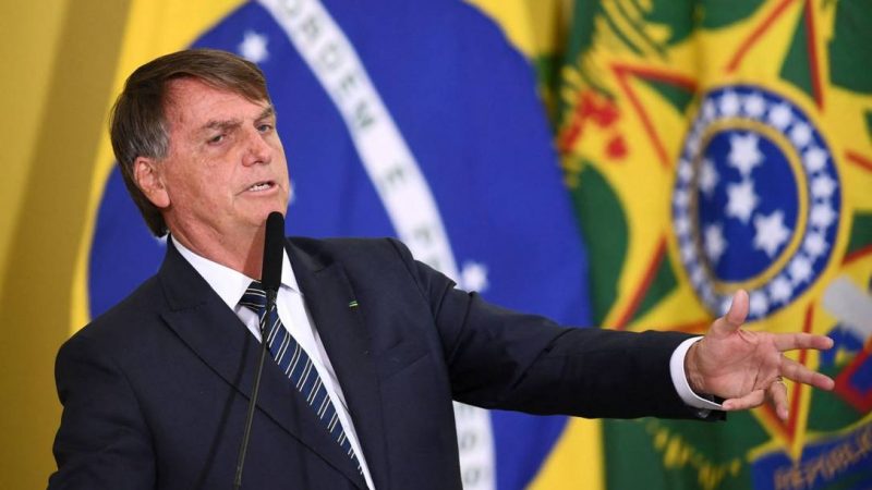 Bolsonaro deixa hospital após ser internado com dores abdominais