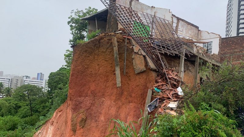 Casa no Jacintinho que desabou durante chuva tinha estrutura comprometida
