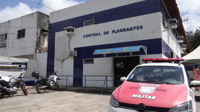 Homem é morto a tiros e um dos suspeitos é preso próximo ao local do crime no Benedito Bentes