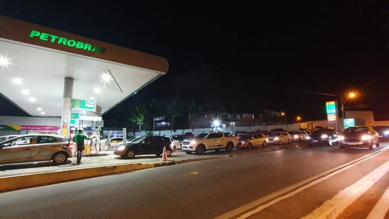 Maceioenses fazem filas nos postos após aumento no valor dos combustíveis
