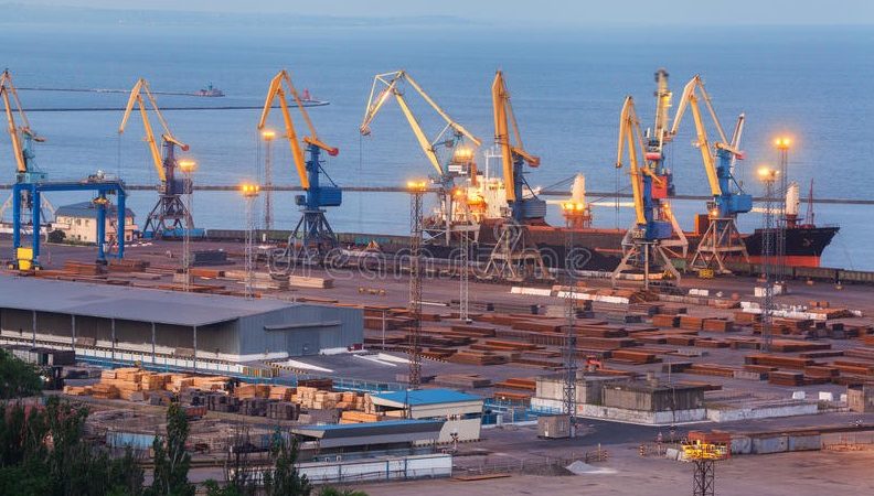 Porto de Mariupol está cercado, diz oficial ucraniano