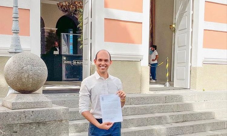 Influenciador digital se candidata para o cargo de governador-tampão