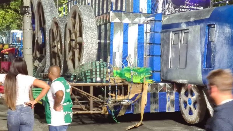 Menina de 11 anos perde a perna após ser atropelada por carro alegórico no Rio