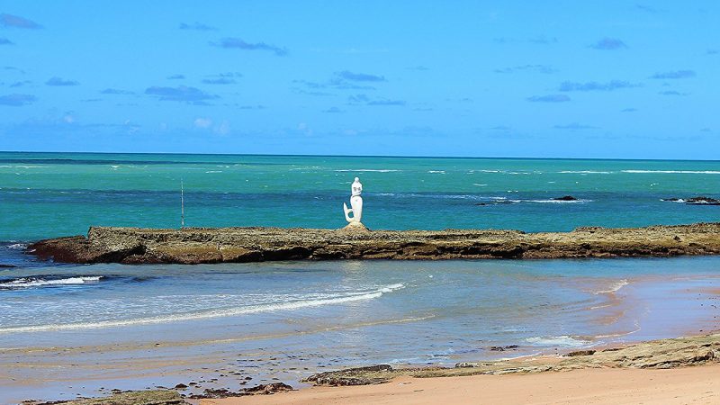 Bombeiros resgatam crianças em boia levada pela correnteza na Praia da Sereia, em Maceió