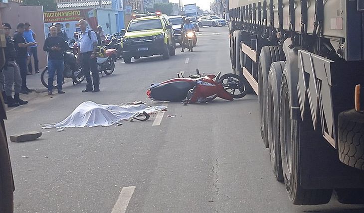 Professora morre esmagada em acidente envolvendo  carretas na AL-115