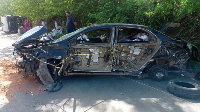 Colisão entre caminhão e carros deixa duas pessoas feridas em Arapiraca, AL
