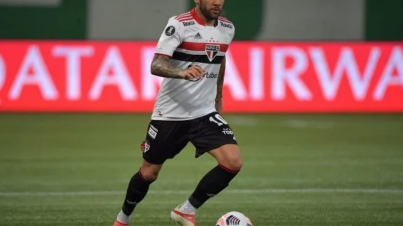 Acredite se quiser: Dani Alves ganha no Barça salário de Série C