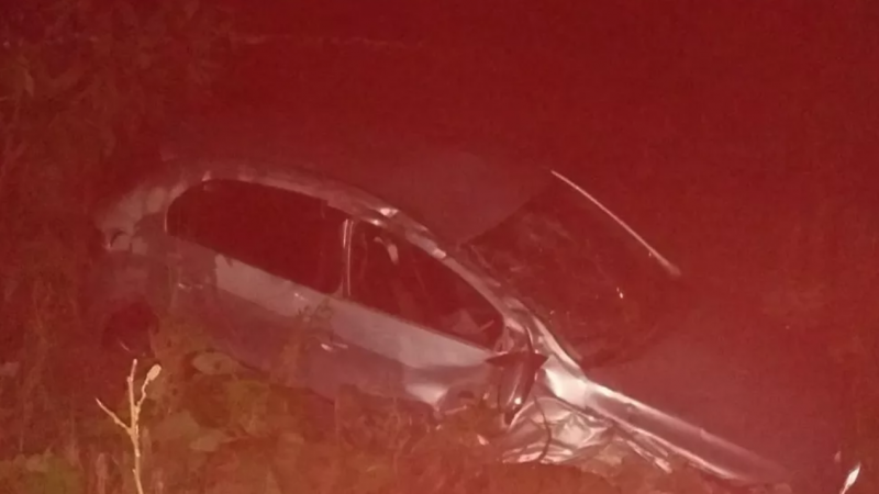 Carro capota e cai em ribanceira de 4 metros de altura, no Pilar, AL