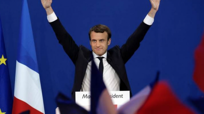 Macron é reeleito presidente da França, apontam projeções