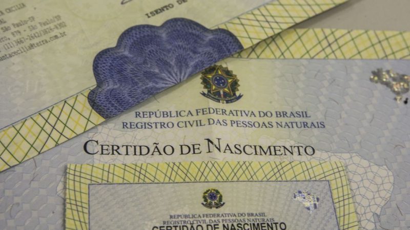 Brasil reduz subnotificação de nascimentos e mortes, indica IBGE
