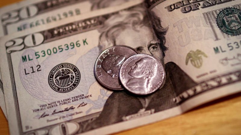 Dólar fecha em R$ 4,66 e alcança menor valor em dois anos