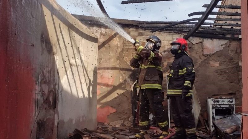 Mulher com problemas mentais ateia fogo na residência em Arapiraca