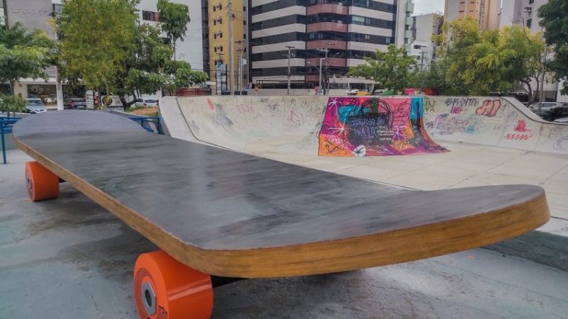 Skate gigante de 8 metros é instalado em praça de Maceió