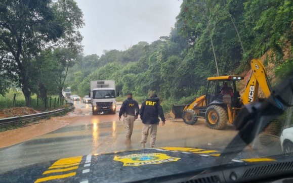 PRF alerta motoristas para deslizamentos, quedas de árvores e alagamentos