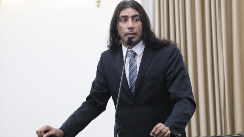 Lobão toma posse e apresenta projetos que defenderá em seu mandato