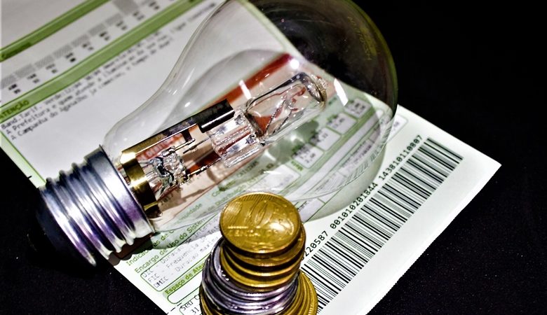 Em ano eleitoral, Câmara quer deixar reajuste da conta de luz para 2023